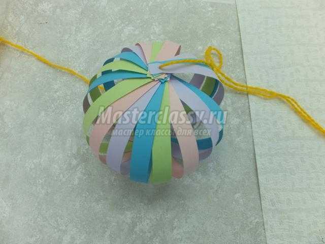 яркий елочный шарик из бумажный полосок