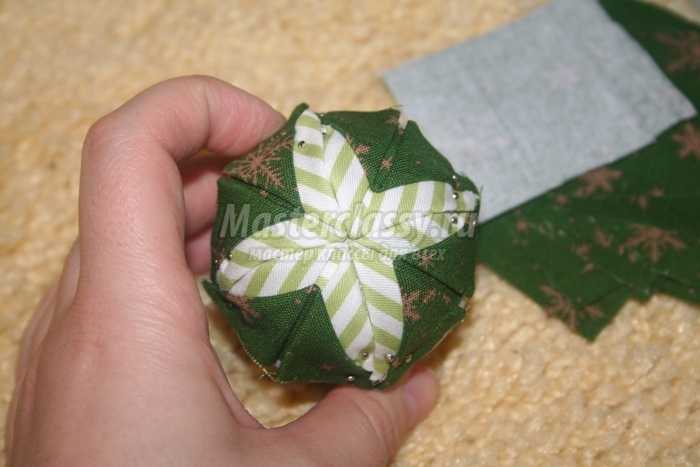 Новогоднее украшение из ткани в технике «Артишок»