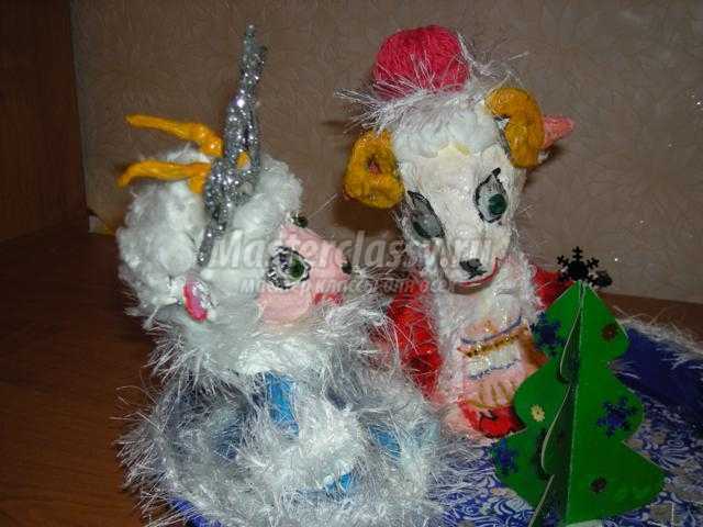 коза-Снегурочка и барашек-Дед Мороз из папье-маше