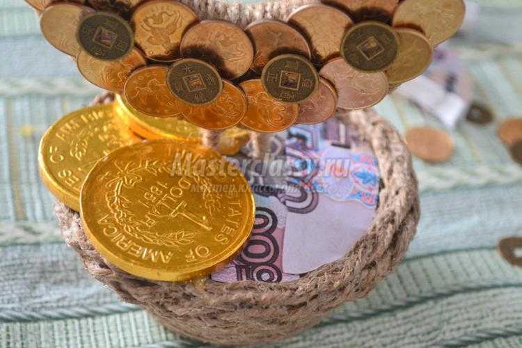 денежная подкова с монетами и шоколадом