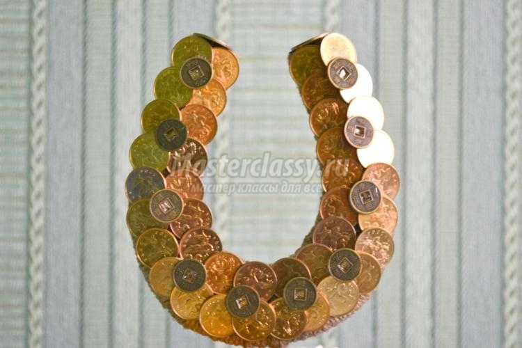 денежная подкова с монетами и шоколадом