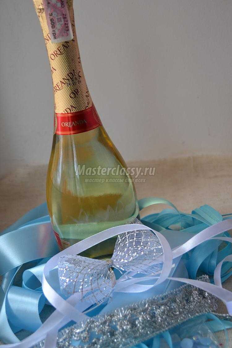 новогодний декор шампанского лентами. Снегурочка