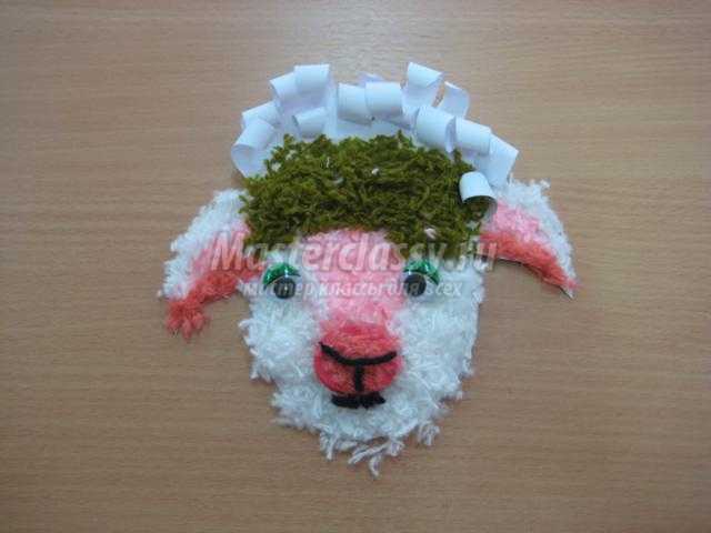 новогодняя овечка из бумаги и ниток
