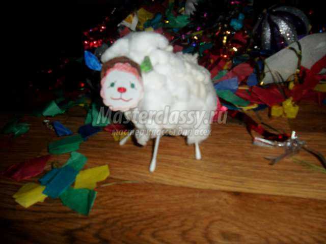 новогодняя овечка из ваты и бумаги