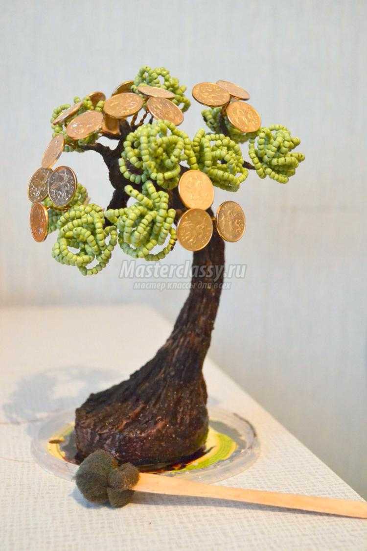 денежное дерево из крупного бисера с монетками