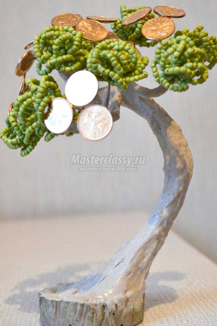 денежное дерево из крупного бисера с монетками