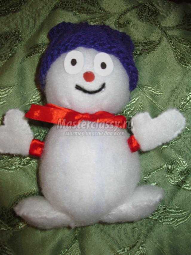 новогодняя игрушка. Снеговик из синтепона