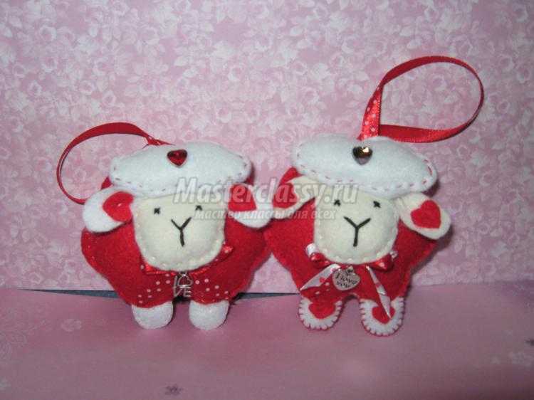 влюбленные овечки из фетра ко дню Святого Валентина