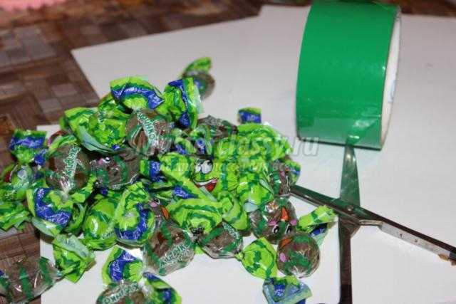 зеленая елочка из конфет своими руками