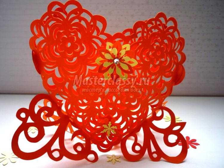 ажурное сердце в цветах в техники киригами