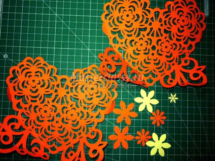 ажурное сердце в цветах в техники киригами