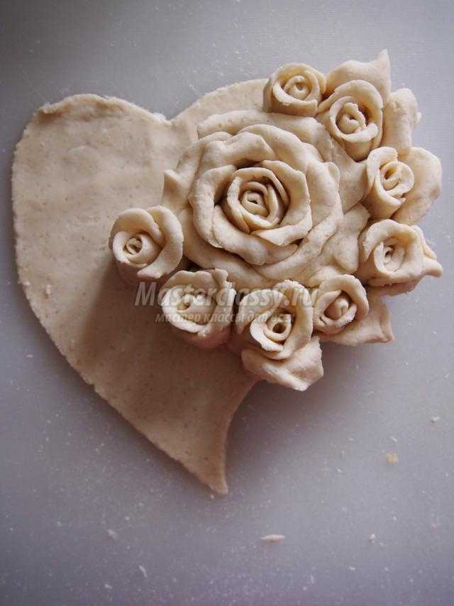 валентинка из соленого теста. Сердце с розами