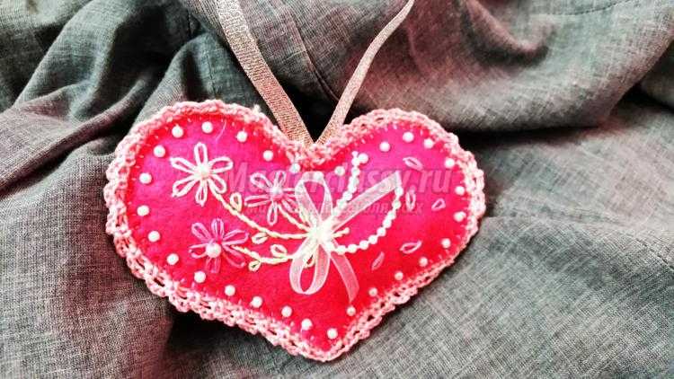 сердечко из фетра с вышивкой ко Дню Валентина