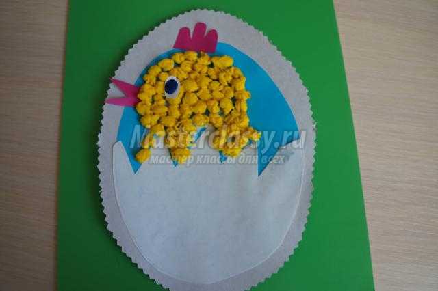пасхальная открытка из бумаги и салфеток с цыпленком
