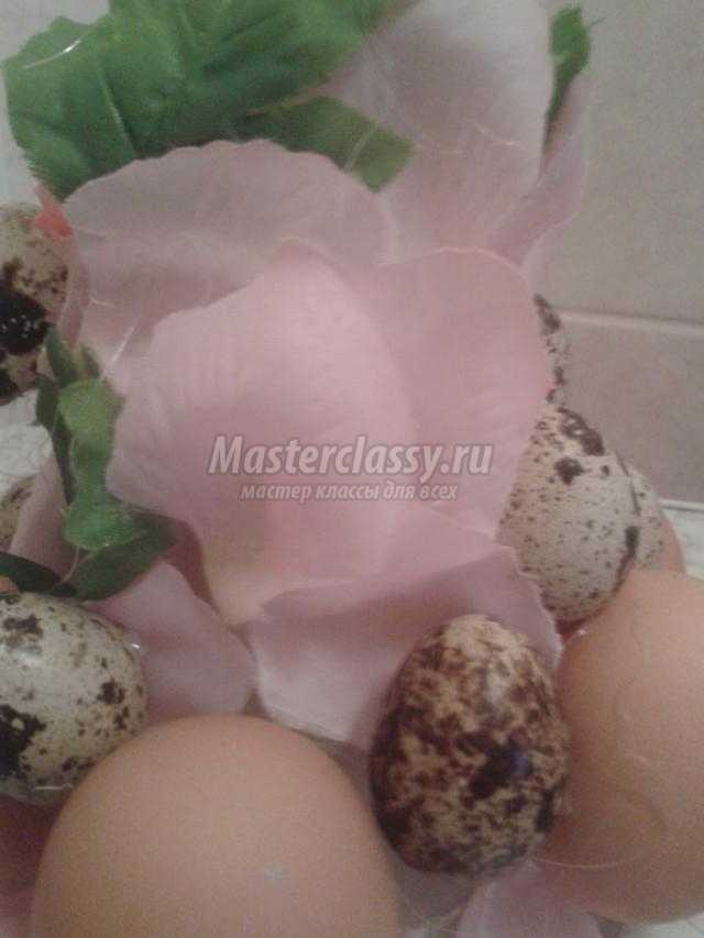 пасхальная композиция из скорлупок яиц