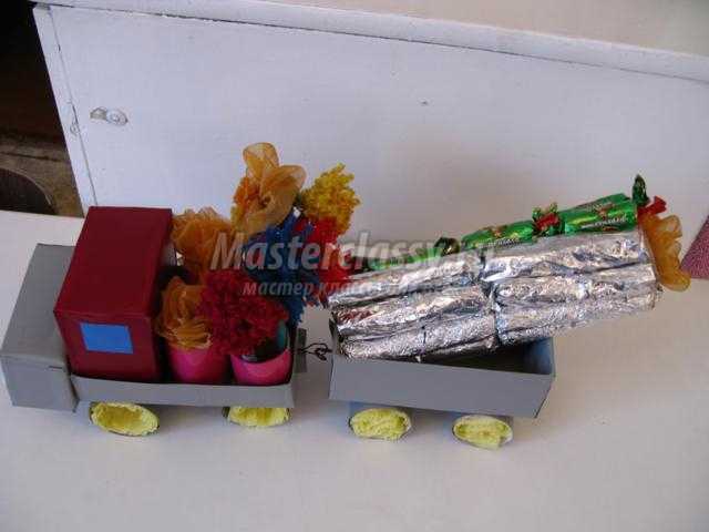 машина из бросового материала с конфеты