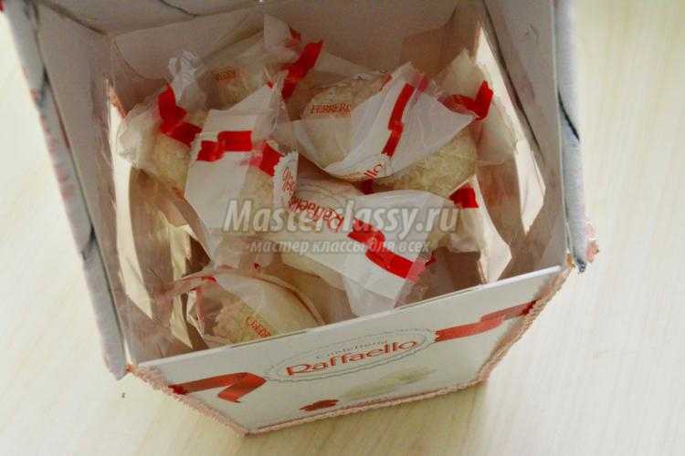 домик из коробки с конфетами Рафаэлло