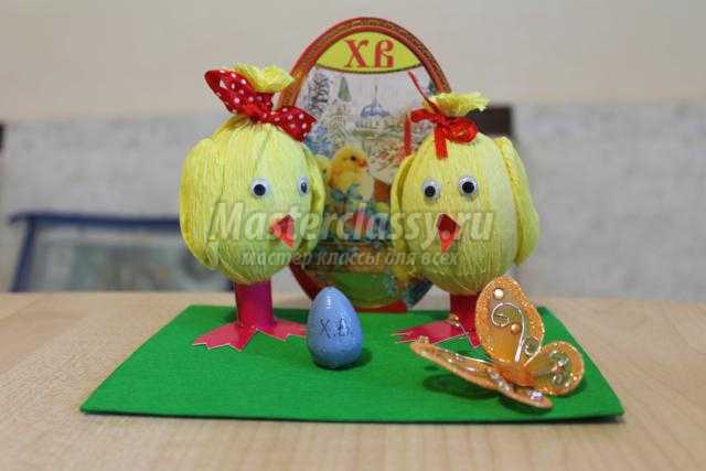 пасхальная композиция из яиц и креповая бумага цыплята