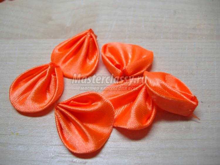 оранжевый цветок в технике канзаши
