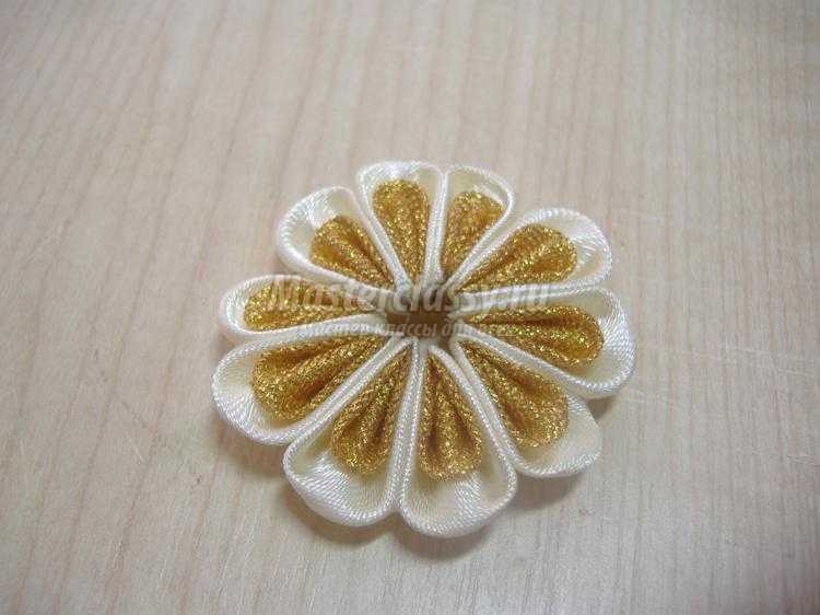 фантазийный цветок в технике канзаши