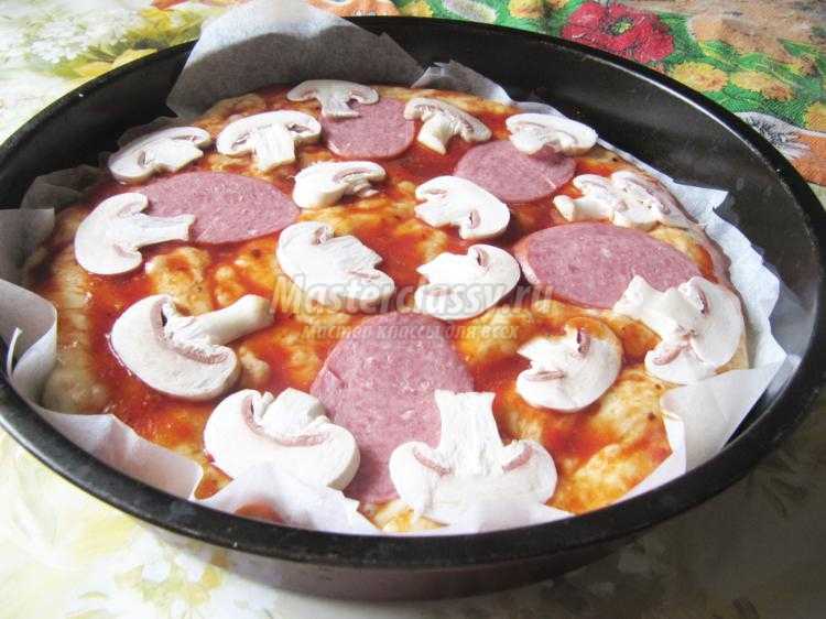 домашняя пицца с сыром и колбасой
