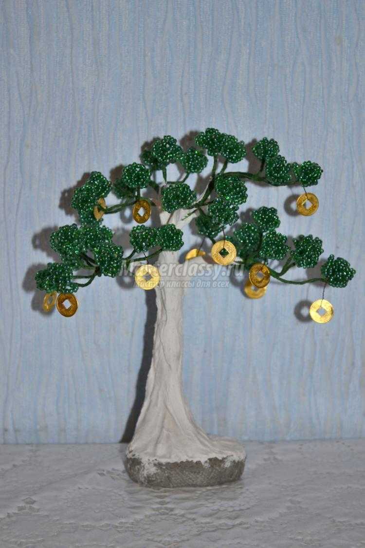 дерево из бисера с натуральным мхом и монетками