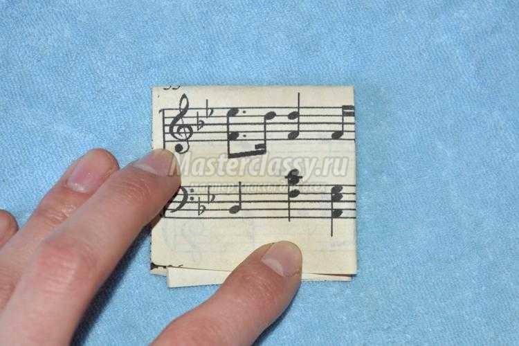 музыкальный топиарий с розами из нотной бумаги