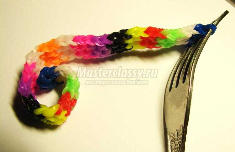 браслет из резинок rainbow loom с помощью вилки