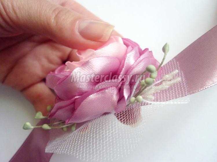 цветок из лент на руку для подружек невесты