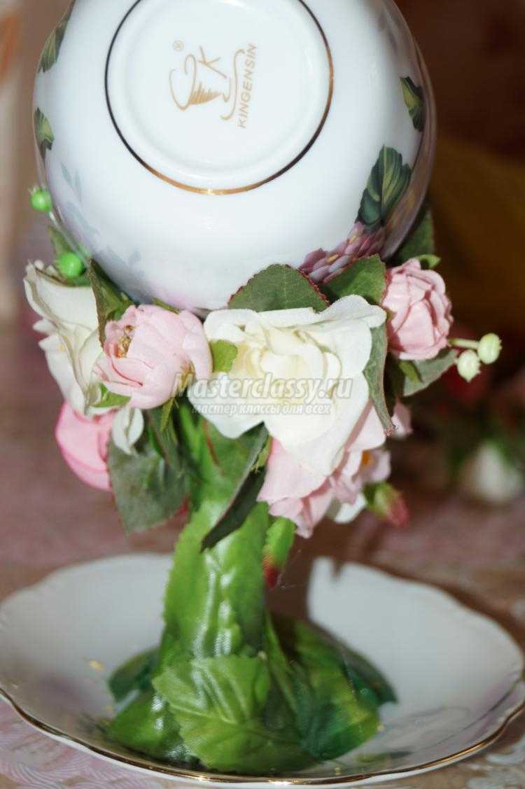 парящая чашка с цветами. Шиповник