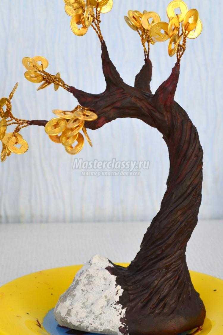 золотое денежное дерево из декоративных монет 