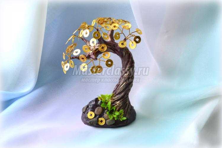 золотое денежное дерево из декоративных монет 