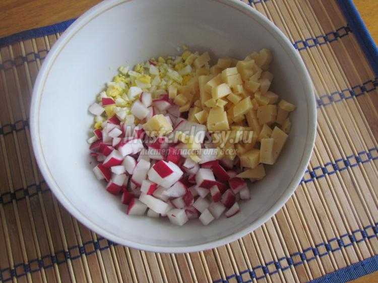 салат из редиски с яйцами, сыром и йогуртом