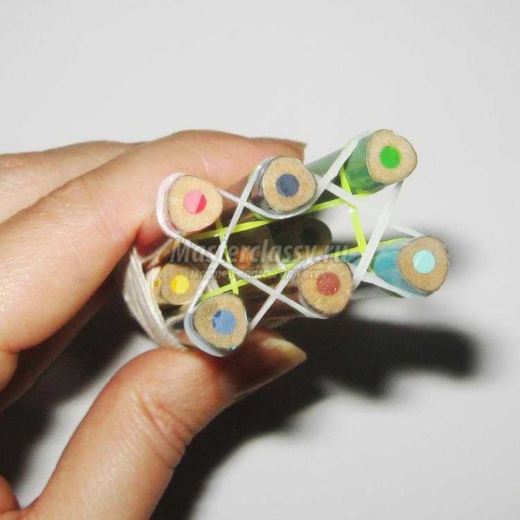 плетение браслета из резинок на карандашах. Ромашки