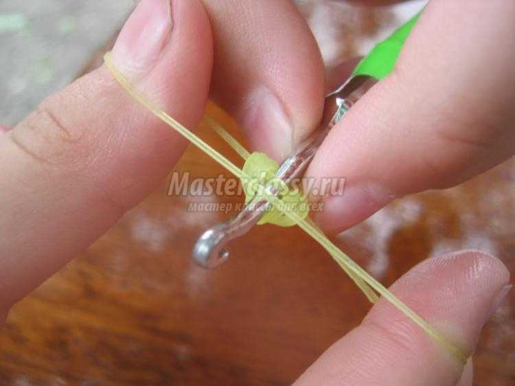 плетение браслета из резинок крючком