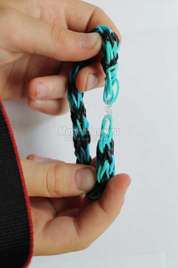 круглый двухцветный браслет из резинок на вилках