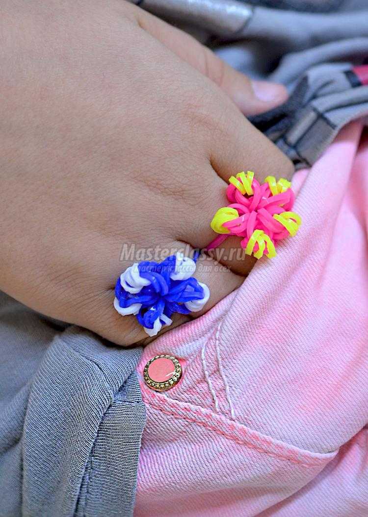 кольцо из резинок с цветком на рогатке