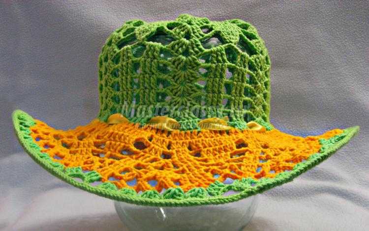 зелёно-жёлтая вязаная шляпка с цветком