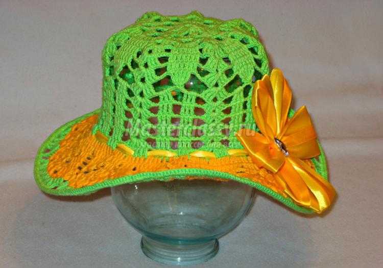 зелёно-жёлтая вязаная шляпка с цветком