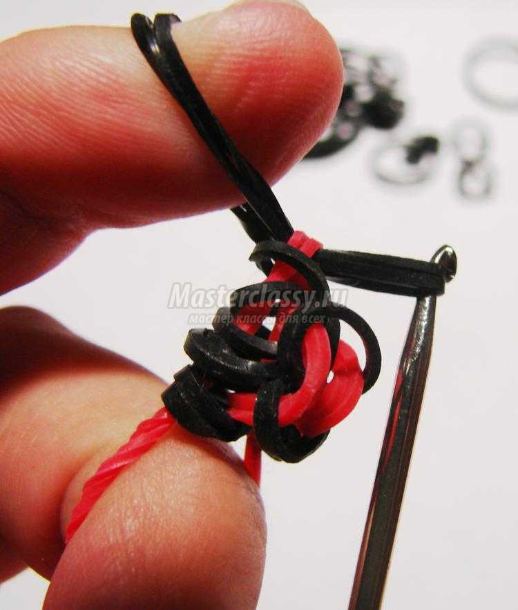 простой браслет из резинок крючком. Красное и черное