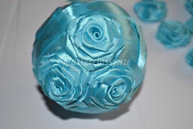 топиарий из атласных роз голубых тонах
