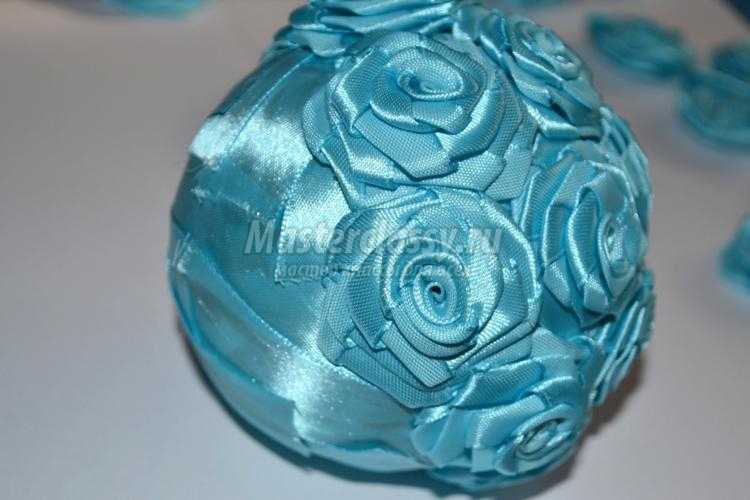 топиарий из атласных роз голубых тонах