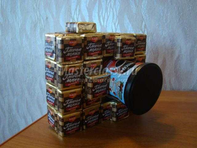 сладкий фотоаппарат из конфет и баночки кофе