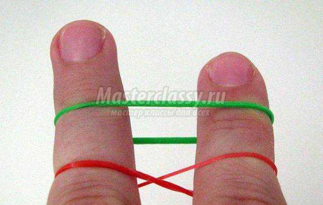 Простой браслет из цветных резиночек на пальцах