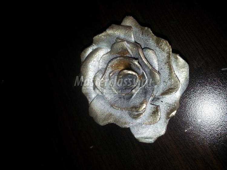 роза из фоамирана с имитацией ковки