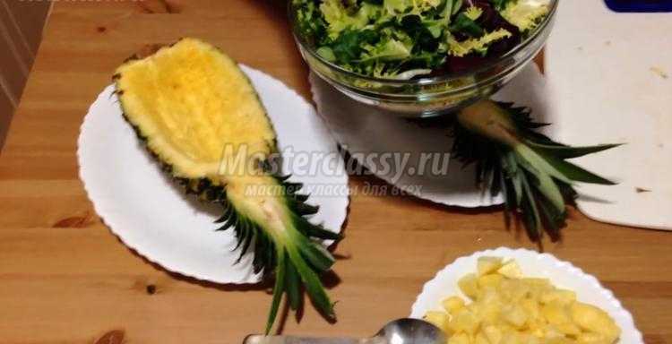 салат с креветками и крабовыми палочками в ананасе