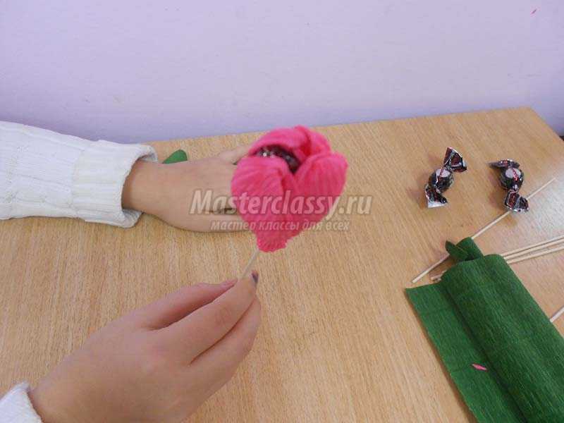 цветы конфеты из гофрированной бумаги своими руками