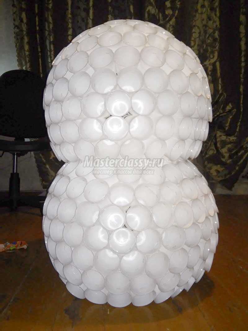 поделка снеговик из пластиковых стаканчиков