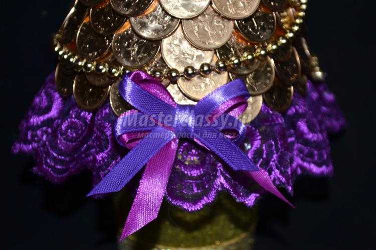 новогодняя елочка из монет с кружевами