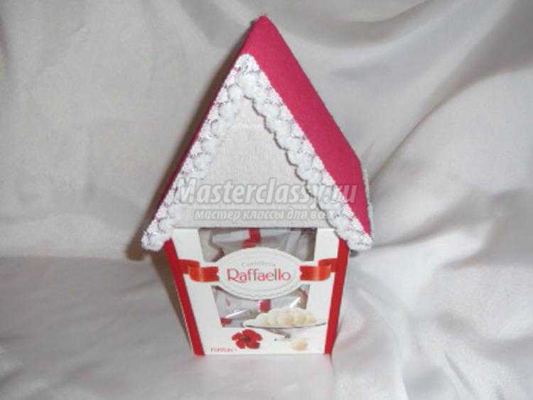 новогодний домик из коробки с Раффаэлло